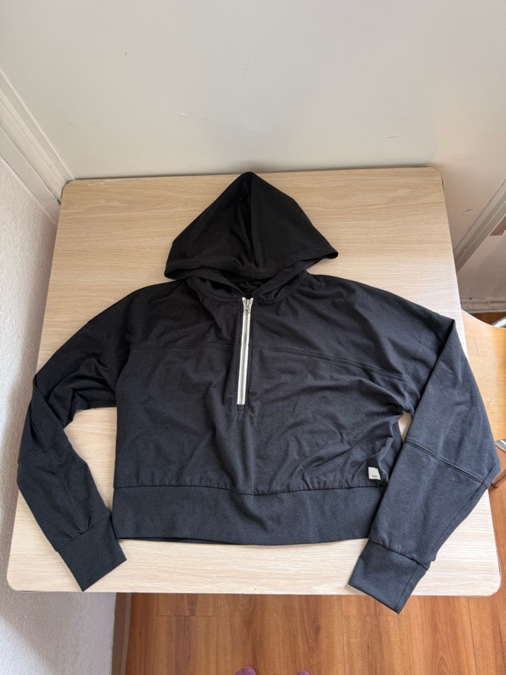 vuori halo performance hoodie 2.0 vw297 medium black heather cropped activewear